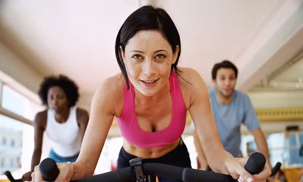 Các vận động cường độ cao theo từng đợt có hiệu quả hơn trong việc giảm vòng eo. Khi tập thể thao, bạn nên lặp lại việc vận động cường độ cao 2 phút và nghỉ ngơi một phút.