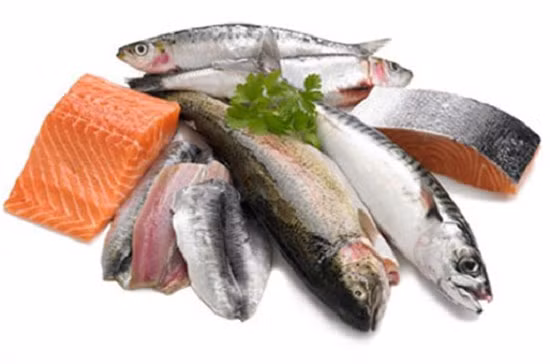 Bạn không nên ăn quá nhiều đồ ăn nhanh và thịt đỏ, thay vào đó, hãy sử dụng thịt gà, cá.