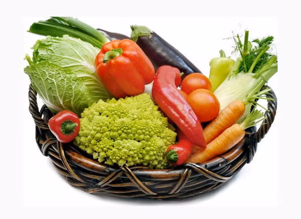 Bạn hãy để ý tới chất lượng bữa ăn, và cần tăng cường lượng rau quả. Các loại rau quả tươi đều chứa vitamin cần thiết, làm giảm áp lực thiếu hụt nội tiết tố, giảm mỡ bụng.