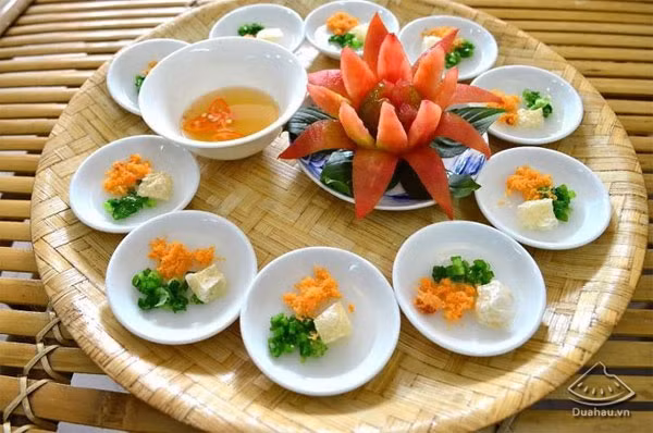 Nếu không muốn cầu kì thì dùng công thức 1 phần nước mắm + 1 phần đường + 1 1/2 phần nước + 2/5 dấm gạo.