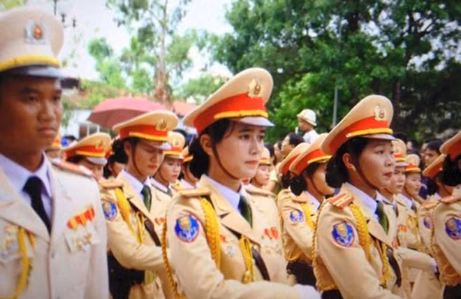 Một cô gái xinh đẹp mặc quân phục của cảnh sát giao thông đi đầu trong đoàn cũng vừa được các bạn trẻ "khai quật". Cô gái tên Nguyệt Hằng, thuộc Khối nữ CSGT A70. Trước đó, Hằng từng học chuyên Lý tại THPT Chuyên Lam Sơn, Thanh Hóa.