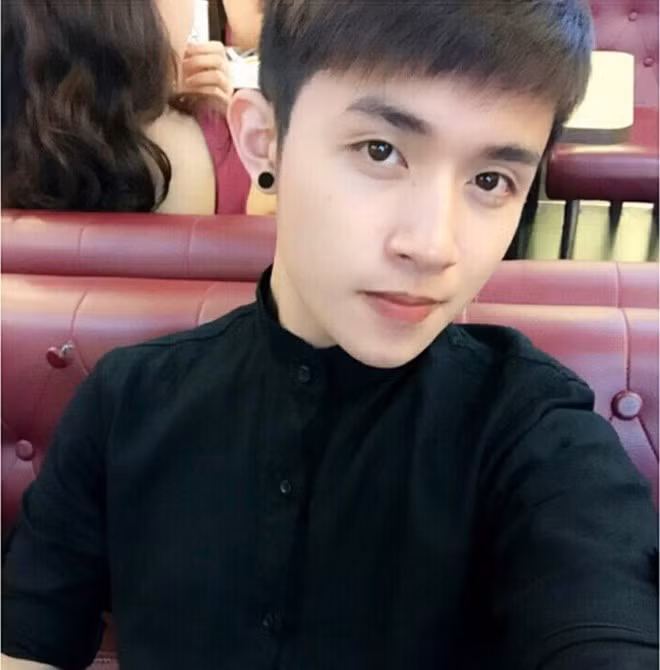 9X cho biết, anh không tham gia diễu binh mà chỉ cùng bạn bè biểu diễn văn nghệ chào mừng ngày Quốc khánh. Sự nổi tiếng bất ngờ đem lại cho anh chàng nhiều niềm vui, nhưng đi kèm đó cũng có không ít rắc rối. "Lượng tin nhắn gửi tới rất nhiều khiến mình không thể đọc và trả lời hết từng người" - Bảo nói.