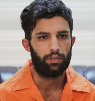 Assad, một nạn nhân trong vụ hành hình của IS. Theo clip, Mahmood và Assad là "gián điệp" nên bị xử tử.