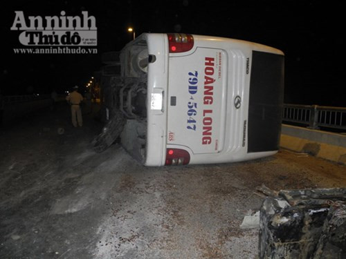 Lat xe khach giuong nam, nhieu nguoi bi thuong