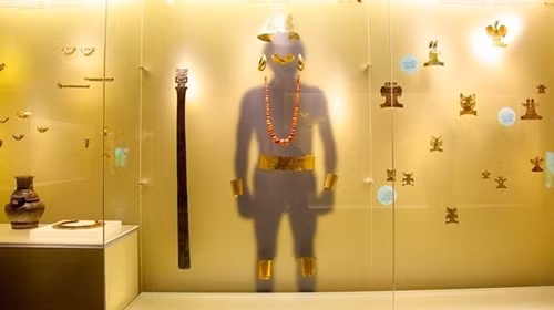 Khi biết tin vua chết, các tướng quyết định giấu vàng ở một hang bí mật trong núi Llanganates, một nơi nằm giữa dãy núi Andes và rừng Amazon. 