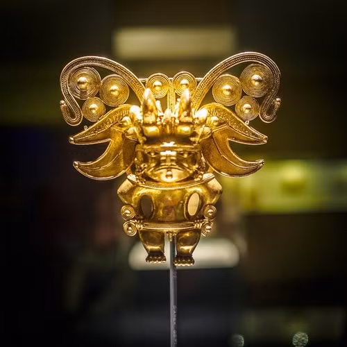 Mảnh giáp che ngực có hình dạng giống người dơi. Khi thực dân Tây Ban Nha tới Nam Mỹ vào thế kỷ 16, họ nhanh chóng cướp hàng trăm tấn vàng và bạc của Đế chế Inca. Người Inca chỉ kịp giấu một phần báu vật trong những ngôi mộ bí mật và nhiều đền thờ linh thiêng. Ngày nay người ta trưng bày chúng trong Bảo tàng Vàng.