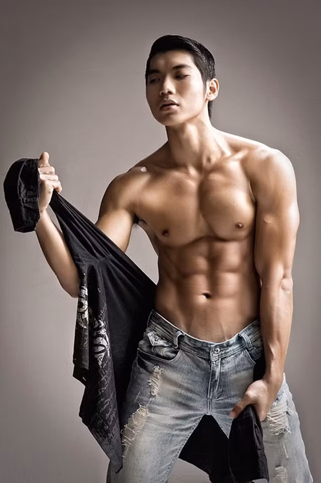 Sở hữu chiều cao lí tưởng, đồng thời Trương Nam Thành sở hữu cơ bụng đáng mơ ước của cánh mày râu.