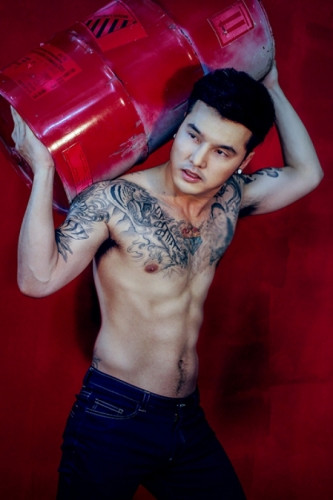 Khuôn mặt điển trai và thân hình dẻo dai, săn chắc, quyến rũ khiến Ưng Hoàng Phúc chiếm trọn trái tim của nhiều thiếu nữ. 