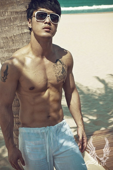 Để có được thân hình rắn chắc, cơ bụng 6 múi mơ ước, nam ca sĩ đã phải bỏ hàng giờ mỗi ngày ở phòng tập.