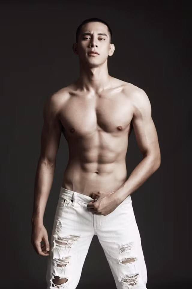 Vốn dĩ ban đầu được biết đến là một người mẫu trẻ, mãi sau này vai diễn đồng tính xuất sắc trong "Hot boy nổi loạn" mới thực sự được tính là một bước tiến dài của Hồ Vĩnh Khoa.