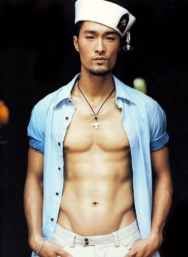 Quen thuộc với khán giả bằng những vai diễn võ thuật phim hành động trong và ngoài nước, không lạ gì khi Johnny Trí Nguyễn sở hữu cơ bụng 6 múi mà bất kì chàng trai nào cũng mơ ước. 