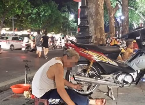 Chieu “chem dep” cua cu ong sua xe ven Ho Guom-Hinh-2