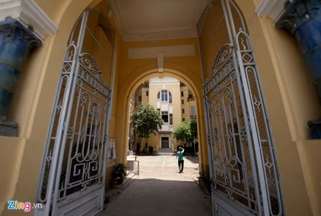 Có giai thoại kể rằng, sau khi dinh thự khánh thành, chính quyền Pháp thời bấy giờ không cho người sống trong nhà dùng cửa trước vì cửa này lớn hơn cửa dinh toàn quyền. Vì thế nên gia chủ dùng đã phải dùng cửa sau nhỏ hơn để ra vào.