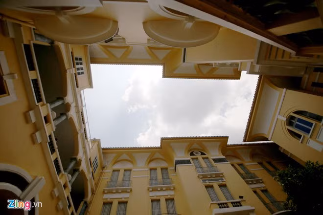 Tòa nhà đồ sộ có bố cục đăng đối, gồm hai dãy nhà ngang và hai dãy nhà dọc khép kín tạo thành một giếng trời ở giữa.