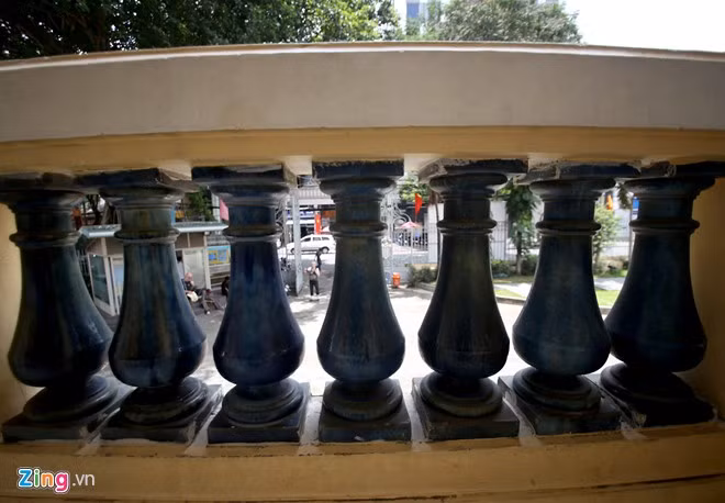 Chất liệu men màu lam này còn được sử dụng ở nhiều nơi khác như những con tiện, lan can sảnh, vòm cổng, cột hành lang dãy nhà sau và gạch hoa văn.