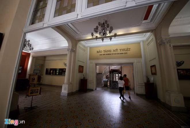 Nội thất sảnh bên trong tòa nhà với những trang trí hoa văn đắp nổi trên trần. 