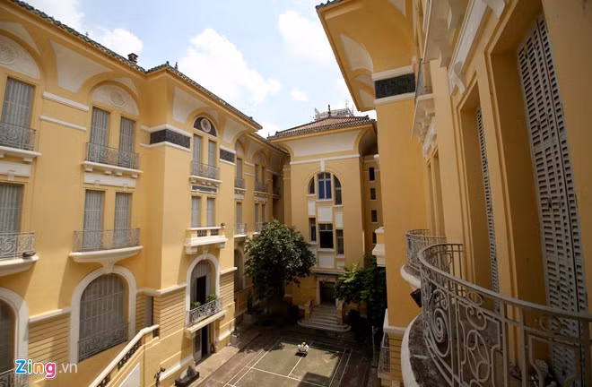 Kiến trúc trong dinh thự đại gia thể hiện sự kết hợp hài hòa những giá trị mỹ thuật Âu - Á đương thời. 