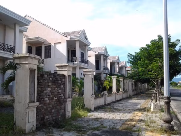 Theo ông Linh, khu biệt thự nằm trong chính sách đãi ngộ của thành phố đối với các chuyên gia, huấn luyện viên thể thao thành tích cao của thành phố. Tuy nhiên, sau này các chuyên gia ít dần, các đội thể thao tập trung ở đội tuyển quốc gia nên phần lớn họ chuyển về ở khu nhà tập trung tại SVĐ Chi Lăng.