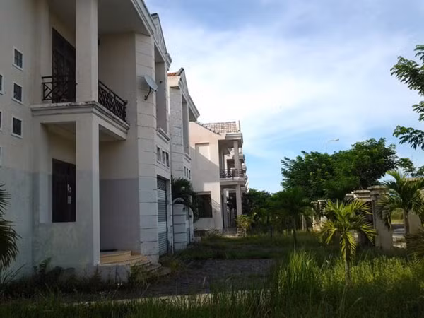  Khu biệt thự này nằm trên đường Thăng Long, phía bờ tây sông Hàn, nằm trong khu huấn luyện của CLB SHB Đà Nẵng. Ông Nguyễn Phúc Linh, Phó giám đốc sở Văn hóa, Thể thao và Du lịch TP.Đà Nẵng cho biết: khu biệt thự nhà ở trên gồm 12 căn. Cách nay khoảng 10 năm, thành phố có chủ trương mở làng thể thao này để phục vụ cho những chuyên gia, huấn luyện viên thể thao thành tích cao của thành phố.