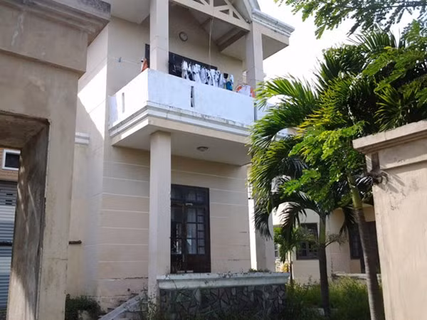 Sau khoảng 10 năm, các căn hộ trong khu biệt thự dần xuống cấp, cây cỏ mọc um tùm. Hiện, khu biệt thự thuộc sở hữu của ngân hàng SHB.