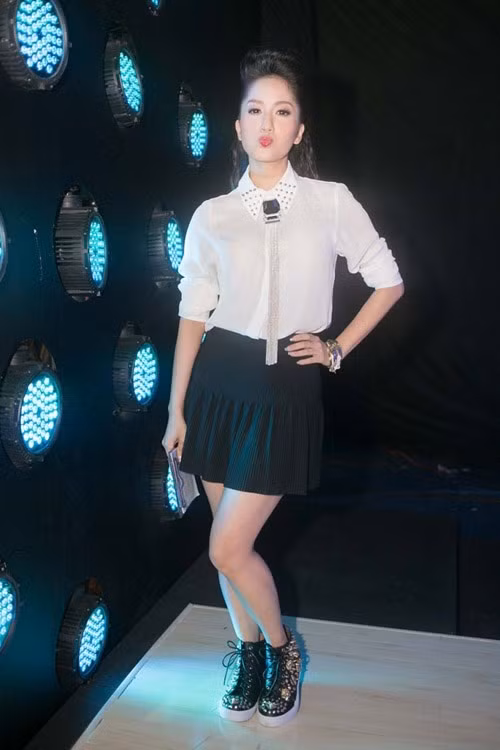 Khánh Thi làm mới phong cách với trào lưu nữ sinh đang được cộng đồng thời trang yêu thích. Với áo sơ-mi, chân váy xếp ly, giày bata, nữ giám khảo Bước nhảy hoàn vũ khiến người hâm mộ bất ngờ trước nhan sắc trẻ trung so với tuổi thật. 