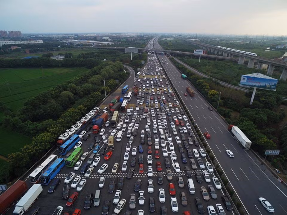  Cảnh tắc đường cao tốc ở Trung Quốc hôm 5/9 dài tới vài cây số khi dòng người đi nghỉ trở về nhà sau dịp lễ kỷ niệm 70 năm Chiến thắng phát xít của nhân dân thế giới.