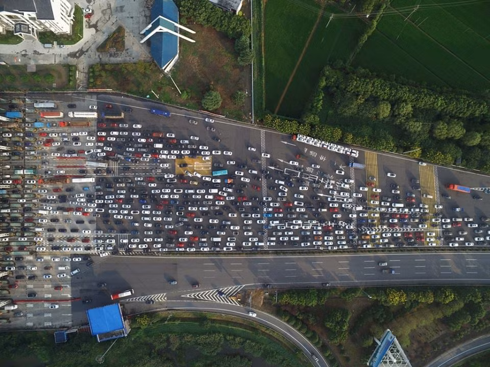 Hình ảnh quay từ trên cao tại tuyến cao tốc Gia Hưng nối từ Chiết Giang tới Thượng Hải cho thấy dòng xe ôtô dài tới 3km trước trạm thu phí. 