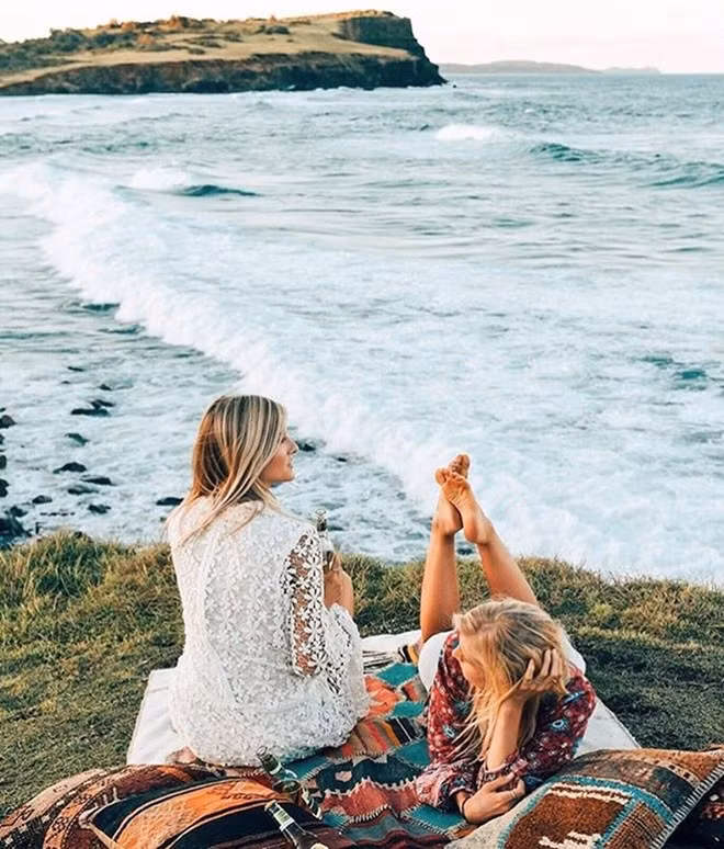 Trào lưu Girls Meet Globe nhanh chóng lan rộng trên Instagram. Nhiều cô gái không ngần ngại khoe những khoảnh khắc tuyệt đẹp của mình cùng cạ cứng tại các thắng cảnh trên thế giới hay đơn giản chỉ là cùng nhau tận hưởng ngày cuối tuần bên bờ biển.