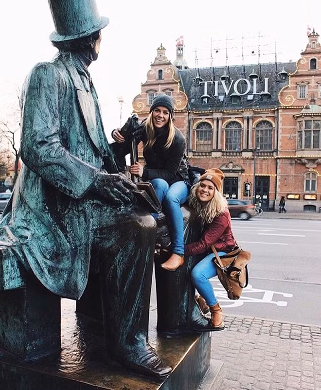 Công viên Tivoli ở Copenhaghen (Đan Mạch) cũng là lựa chọn không tồi để các đôi bạn thân trải nghiệm, thắt chặt tình bạn. Những điểm đến tuyệt vời cho các đôi bạn thân.