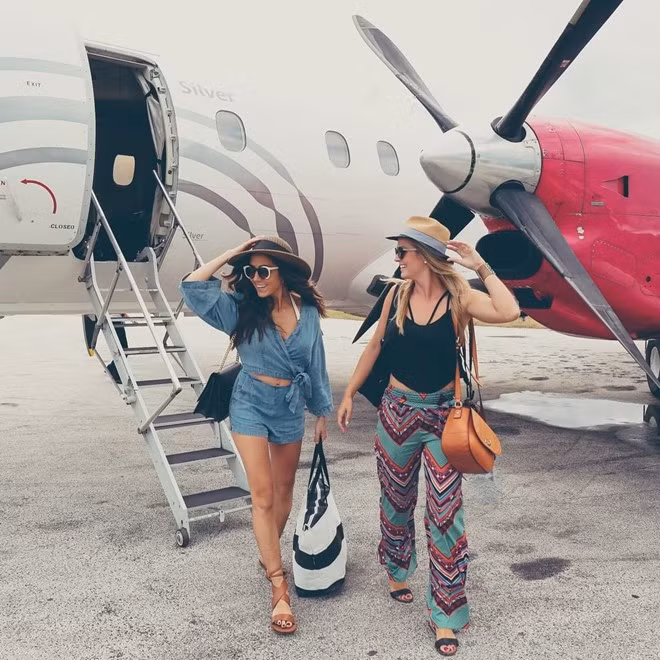 Điểm đến đầu tiên trong năm 2016 của đôi bạn thân là Bahamas - một quốc gia thuộc vùng Caribbean. Hòn đảo xinh đẹp này có sức hấp dẫn tuyệt vời, từ món salad ốc xà cừ đến hoạt động lặn biển cùng cá mập.