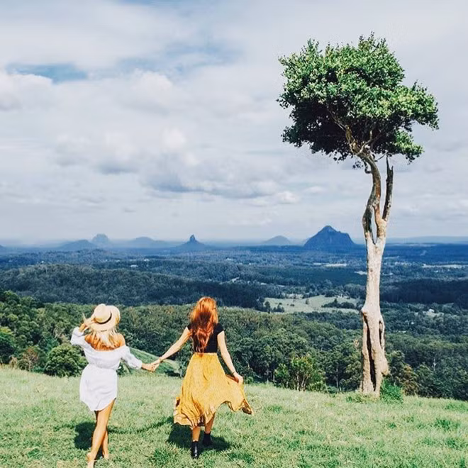 Một bức hình lung linh khác được gắn hashtag #girlsmeetglobe. Người dùng Rivkisses tag tên "bestie" của mình kèm lời bình luận: "Tớ tin đây cũng chính là những gì thuộc về tâm hồn và tình bạn giữa chúng ta".