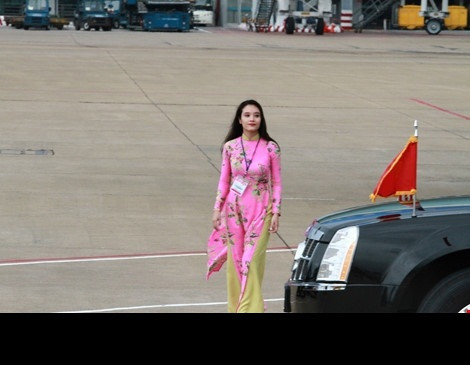Ngay lập tức, bóng hồng tiếp đón, tặng hoa Tổng thống Barack Obama ở sân bay Tân Sơn Nhất trở thành nhân vật được đông đảo quần chúng nhân dân, cư dân mạng Việt quan tâm. Dung mạo xinh đẹp và những thông tin cá nhân rất thú vị khiến cô gái này càng thu hút sự chú ý của mọi người. Ảnh: Pháp Luật TP HCM.