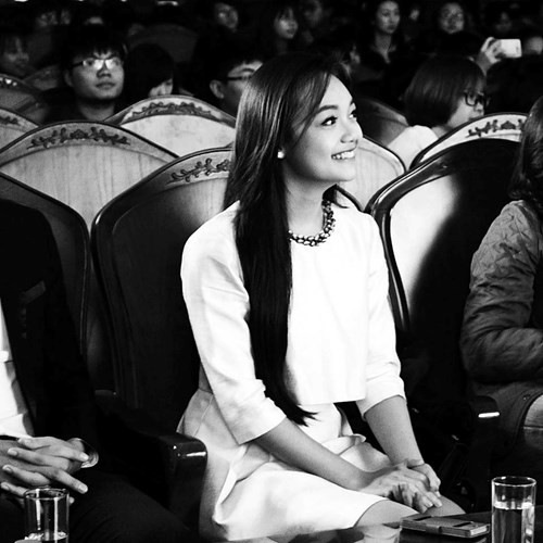 Đối với cả Mỹ Linh và Ái My, việc được gặp và tặng hoa Tổng thống Obama là một vinh dự rất lớn. Sự thân thiện của ông chủ Nhà Trắng trong lần đầu tiếp xúc cũng tạo ra ấn tượng mạnh trong lòng hai cô gái trẻ, tài sắc vẹn tòa này. Ảnh: Facebook nhân vật.