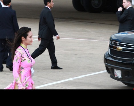 Theo tìm hiểu, cô gái xinh đẹp này tên thật là Huỳnh Ái My, sinh năm 1988, từng là sinh viên ngành quan hệ quốc tế, Trường ĐH Khoa học Xã hội và Nhân văn, tốt nghiệp năm 2010 và hiện làm việc tại Sở Ngoại vụ TP.HCM. Hình ảnh Ái My xinh tươi, duyên dáng trong tà áo dài khiến nhiều dân mạng phải thốt lên rằng "đã yêu cô gái ấy ngay từ cái nhìn đầu tiên". Ảnh: Pháp Luật TP HCM.