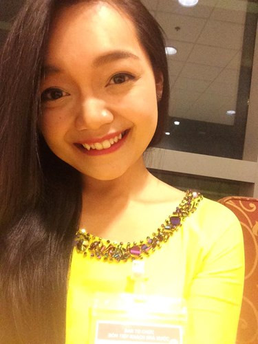 Trần Mỹ Linh, sinh năm 1995 là một trong những sinh viên ưu tú của trường Đại học Khoa học Xã hội và Nhân ăn, Đại học Quốc gia Hà Nội. Cô cũng là em gái của nữ MC Mỹ Lan, từng nhiều lần được tiếp đón, tiếp xúc với nguyên thủ của nhiều quốc gia. Với phong thái chuyên nghiệp và vốn tiếng Anh cực "đỉnh", Mỹ Linh luôn rất tự tin khi thực hiện công việc tiếp đón những vị khách quan trọng của chính phủ. Ảnh: Facebook nhân vật.