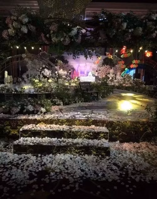 Không chỉ chơi sang ở khoản đón dâu, lễ cưới còn gây ấn tượng vô cùng hoành tráng với sân khấu lễ đài kết hôn được thiết kế đặc biệt trên một hồ bơi, xung quanh là những bàn tiệc nhỏ được trang trí rất tỉ mỉ và công phu.