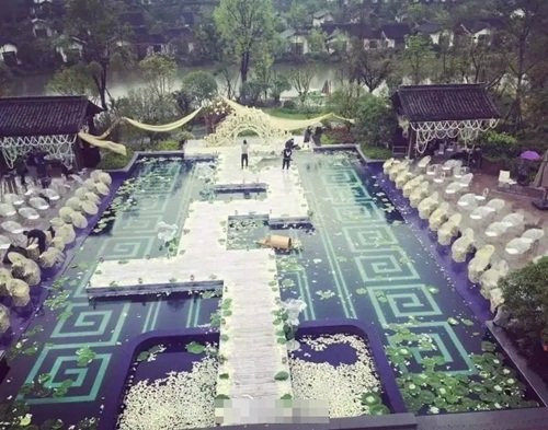 Sau khi những hình ảnh về đám cưới xa hoa được cư dân mạng truyền tay nhau đã rất nhanh gây được sự chú ý, đa phần mọi người đều tỏ ra ngưỡng mộ với sự giàu có của đôi uyên ương trẻ tuổi.