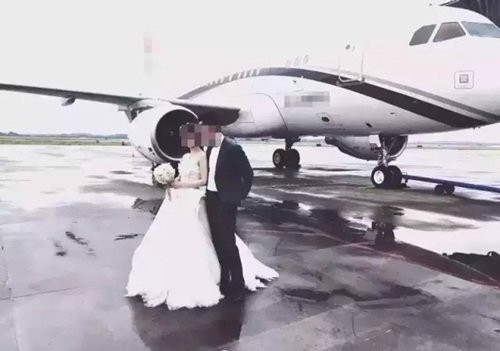 Hôm kết hôn không có dàn siêu xe, không diễu võ dương oai, không phát phong bì rầm rộ, không tặng iPhone 6s cho khách mời nhưng lại khiến dư luận cả nước chú ý với màn rước dâu bằng chuyên cơ hạng sang.
