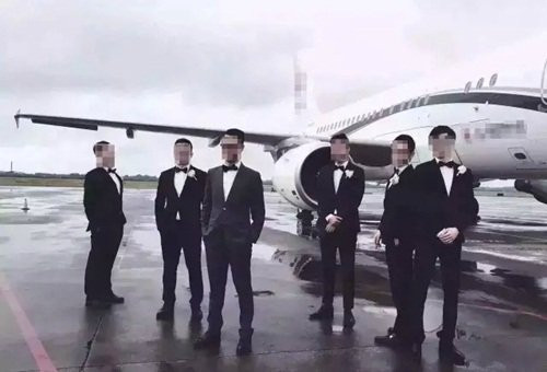 Một cặp đôi ở Tiêu Sơn, Hàng Châu trong ngày đẹp trời này đã tổ chức đám cưới gây xôn xao dư luận cả nước bởi độ hoành tráng. Chú rể là một thiếu gia nhà giàu nổi tiếng ở Tiêu Sơn, cô dâu là người thành phố khác.