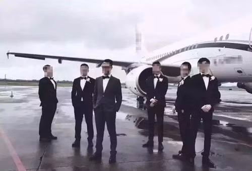 Một cặp đôi ở Tiêu Sơn, Hàng Châu trong ngày đẹp trời này đã tổ chức đám cưới gây xôn xao dư luận cả nước bởi độ hoành tráng. Chú rể là một thiếu gia nhà giàu nổi tiếng ở Tiêu Sơn, cô dâu là người thành phố khác.