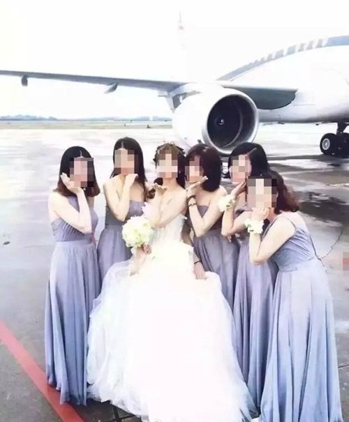 Mới đây, ở Tiêu Sơn, Hàng Châu, Chiết Giang, Trung Quốc đã diễn ra một đám cưới siêu xa xỉ, rước dâu bằng chuyên cơ hạng sang, khiến người người xôn xao. Theo thông tin đăng tải, ngày 21/5 là ngày đẹp rất được các bạn trẻ Trung Quốc yêu thích để làm ngày cầu hôn, ngày cử hành hôn lễ.