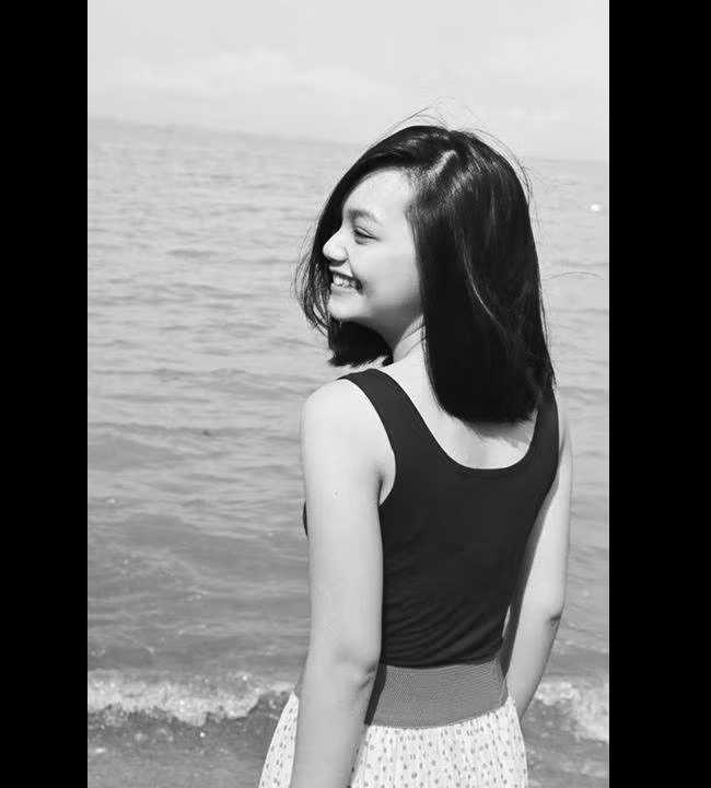 Mỹ Linh (sinh năm 1995, Hà Nội) hiện đang là sinh viên khoa Ngôn ngữ, trường Đại học Khoa học Xã hội và Nhân văn Hà Nội.