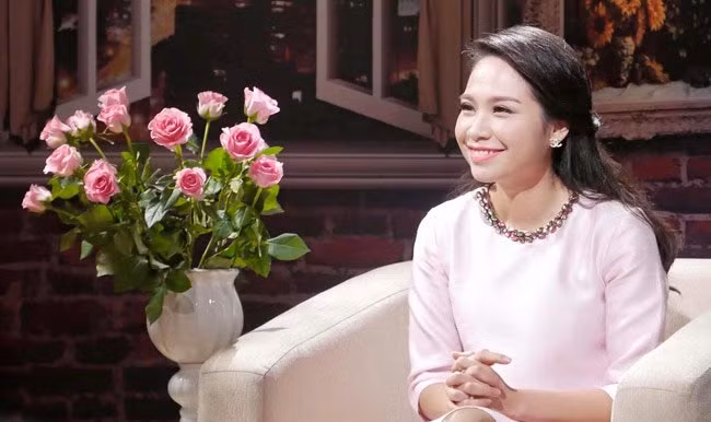 Nữ MC tiết lộ, chồng cô là một người đàn ông tâm lý, hiểu và thông cảm cho công việc của vợ. Anh cũng là một khán giả tinh tế, thường xuyên theo dõi các chương trình vợ dẫn và góp ý. Hiện tại, MC Mỹ Lan đã là bà mẹ hai con, một trai, một gái. Mặc dù vậy, nhan sắc trẻ trung, xinh đẹp của cô vẫn khiến nhiều người phải xuýt xoa, ngưỡng mộ.