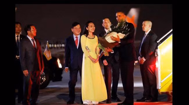 Hình ảnh Mỹ Linh mặc áo dài màu vàng duyên dáng, cười rạng rỡ đứng cạnh Tổng thống Mỹ tại sân bay Nội Bài được lan truyền rộng rãi trên các phương tiện truyền thông.