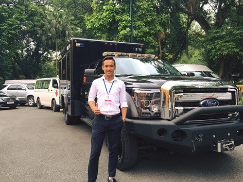 Ngoài Trần Mỹ Linh - cô nữ sinh Nhân văn tặng hoa cho tổng thống Obama thì hôm nay, một gương mặt trẻ khác cũng trở thành tâm điểm chú ý của cộng đồng mạng Việt khi khoe loạt ảnh "tự sướng" bên dàn xe tháp tùng vị tổng thống Mỹ ở Việt Nam. Danh tính chàng trai trẻ nhanh chóng được dân mạng tìm ra, cùng với những thông tin về nghề nghiệp học vấn thu hút nhiều sự quan tâm.