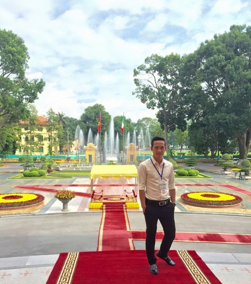 Theo tìm hiểu, chàng trai chụp ảnh bên dàn xe tháp tùng tổng thống Obama và được tiếp xúc với nhiều thành viên trong đoàn hộ tống tên thật là Nguyễn Đức Nam. Đức Nam hiện đang là sinh viên Học viện Ngoại Giao và hiện đang làm việc tại Trung tâm hướng dẫn báo chí nước ngoài thuộc Bộ Ngoại giao.