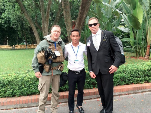 Chàng sinh viên trẻ tranh thủ chụp ảnh với nhiều phóng viên, nhà báo nước ngoài có mặt tại buổi lễ đón tiếp đầy long trọng sáng nay.