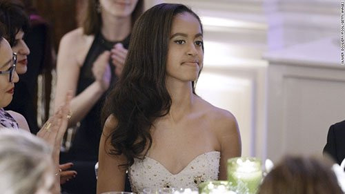 Hai cô con gái Tổng thống Obama là Malia Obama và con út là Sasha Obama. Người chị Malia Obama sẽ vào đại học Havard vào mùa thu năm 2017, còn người em Sasha Obama sẽ hoàn thành chương trình học phổ thông vào năm 2016. Ảnh: Malia Obama xinh đẹp trong bộ váy trắng để tham dự bữa tối tại nhà Trắng vào ngày 10/03/2016.