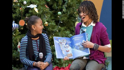 Malia (phải) và Sasha đang đọc chuyện cho trẻ em tại bệnh viện (22/12/2009).