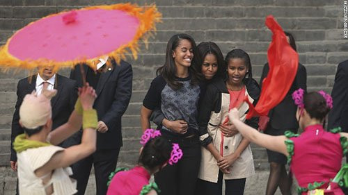 Malia và Sasha trong chuyến đi trải nghiệm văn hóa và giáo dục tại Trung Quốc, 2014.